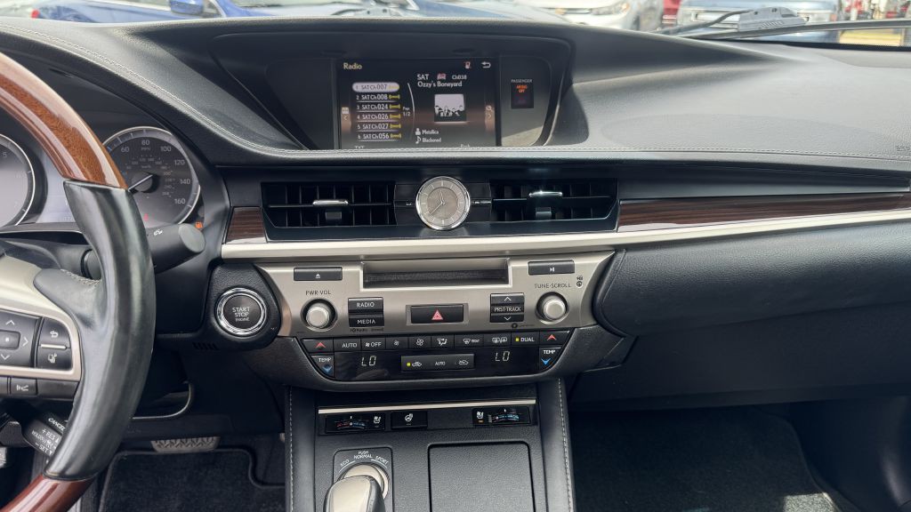 2018 Lexus ES Image 16