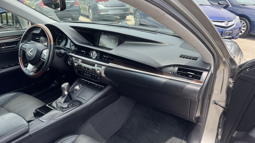 2018 Lexus ES Image 23
