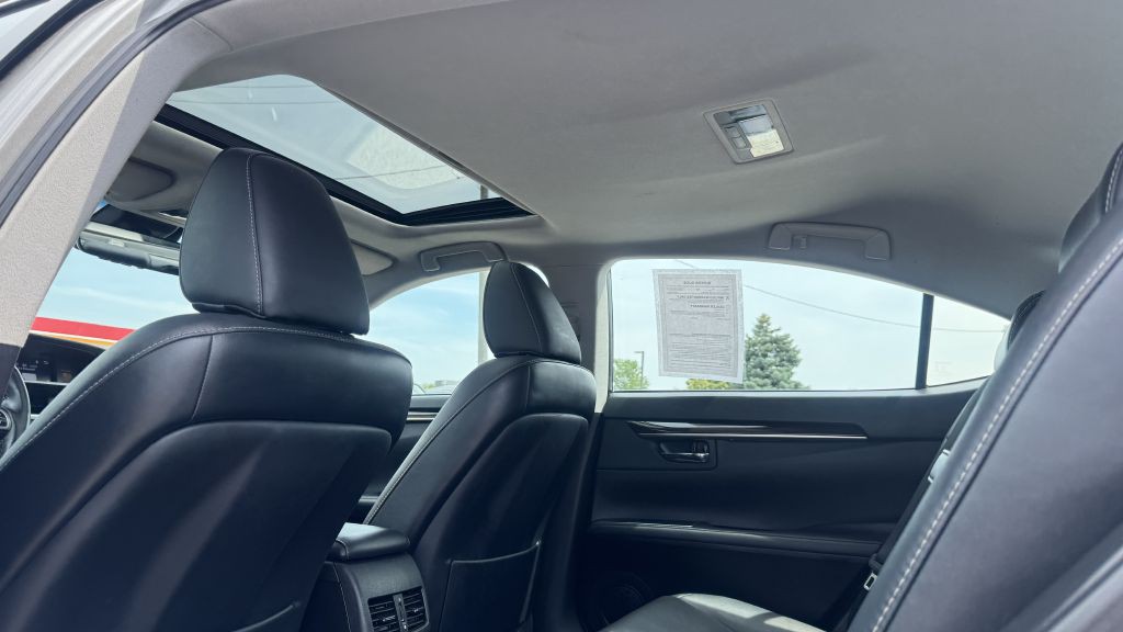 2018 Lexus ES Image 24