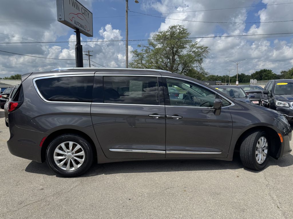 2018 Chrysler Pacifica Image 8