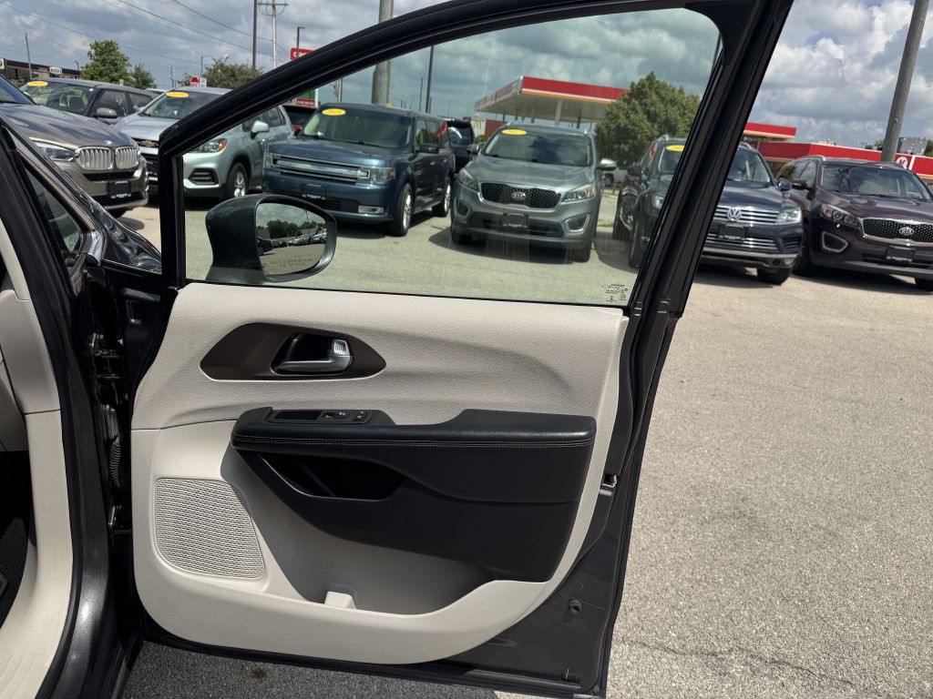 2018 Chrysler Pacifica Image 14
