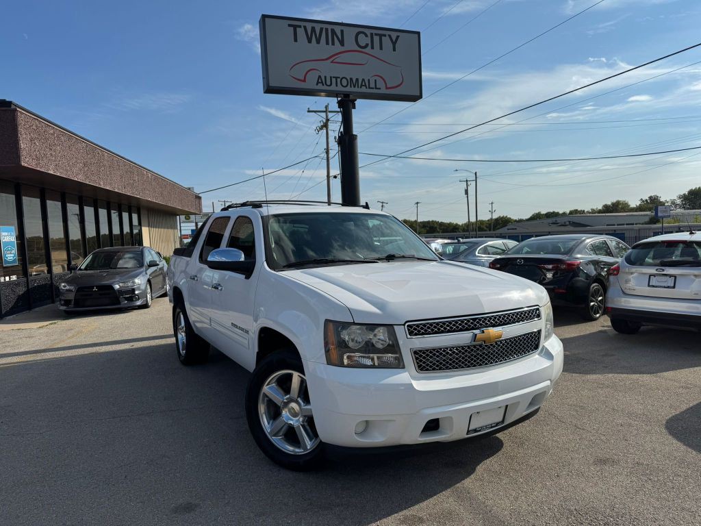 2011 Chevrolet Avalanche Image 1
