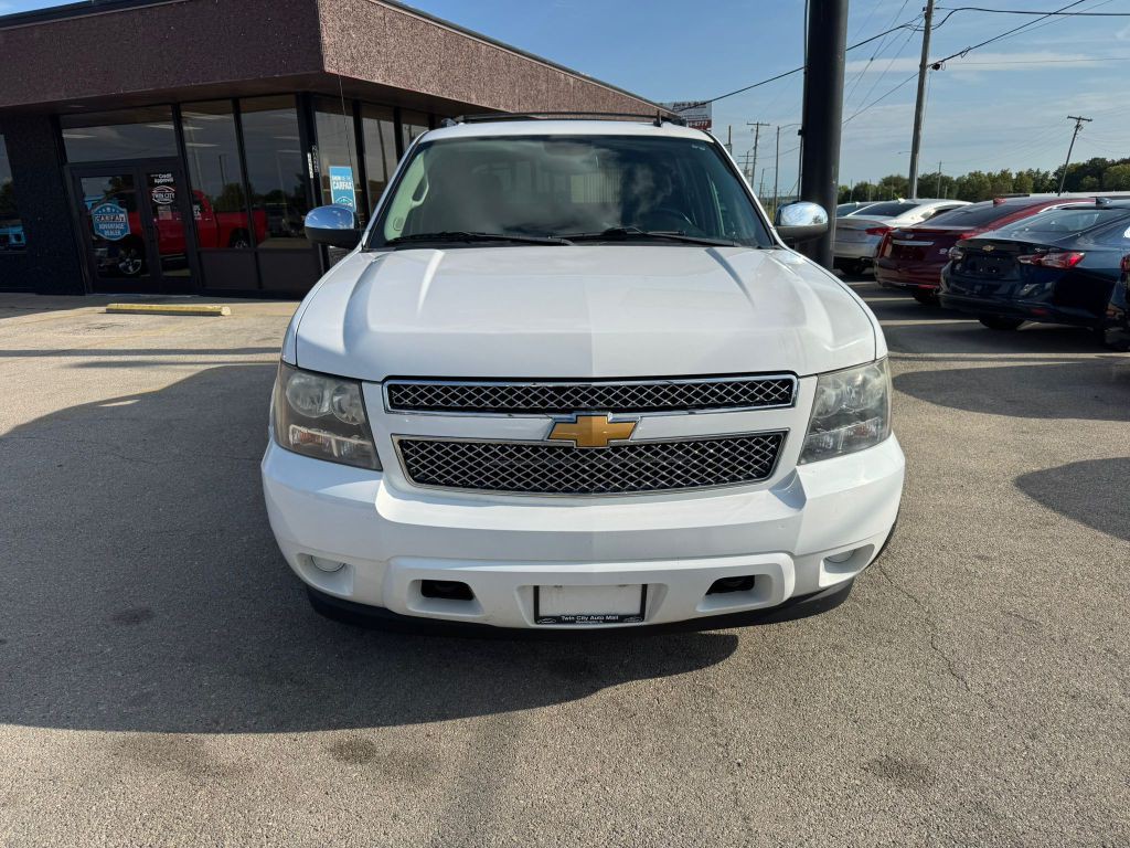 2011 Chevrolet Avalanche Image 2