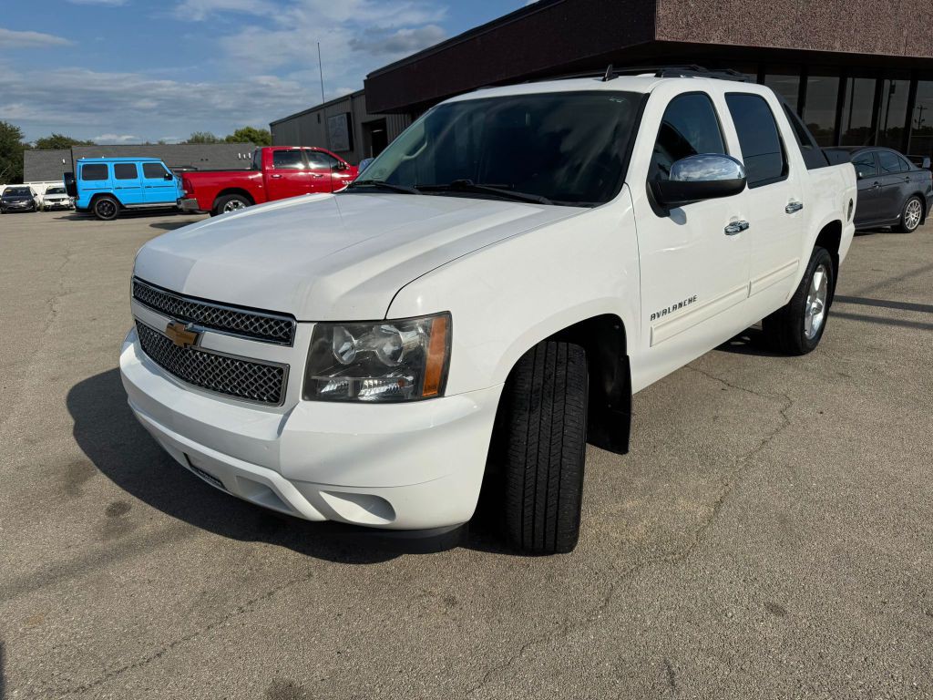 2011 Chevrolet Avalanche Image 3