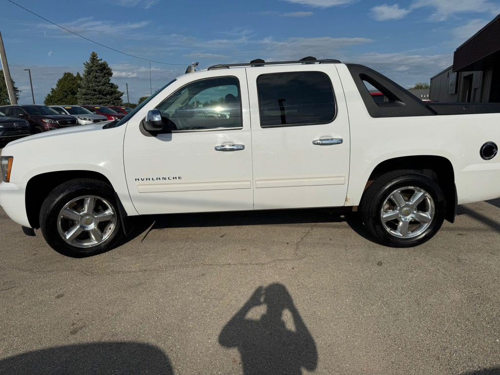 2011 Chevrolet Avalanche Image 4