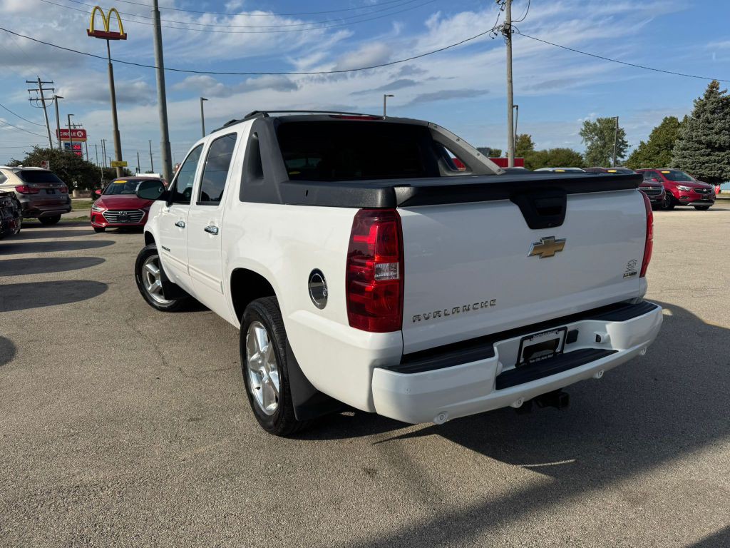 2011 Chevrolet Avalanche Image 5