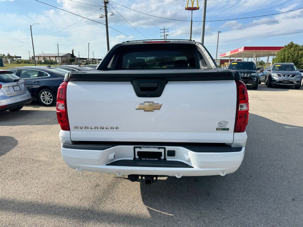 2011 Chevrolet Avalanche Image 6
