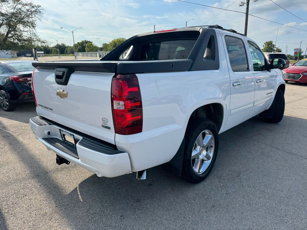 2011 Chevrolet Avalanche Image 7