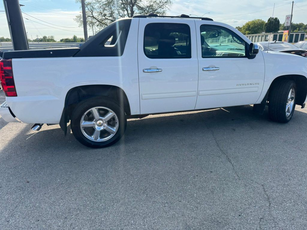 2011 Chevrolet Avalanche Image 8
