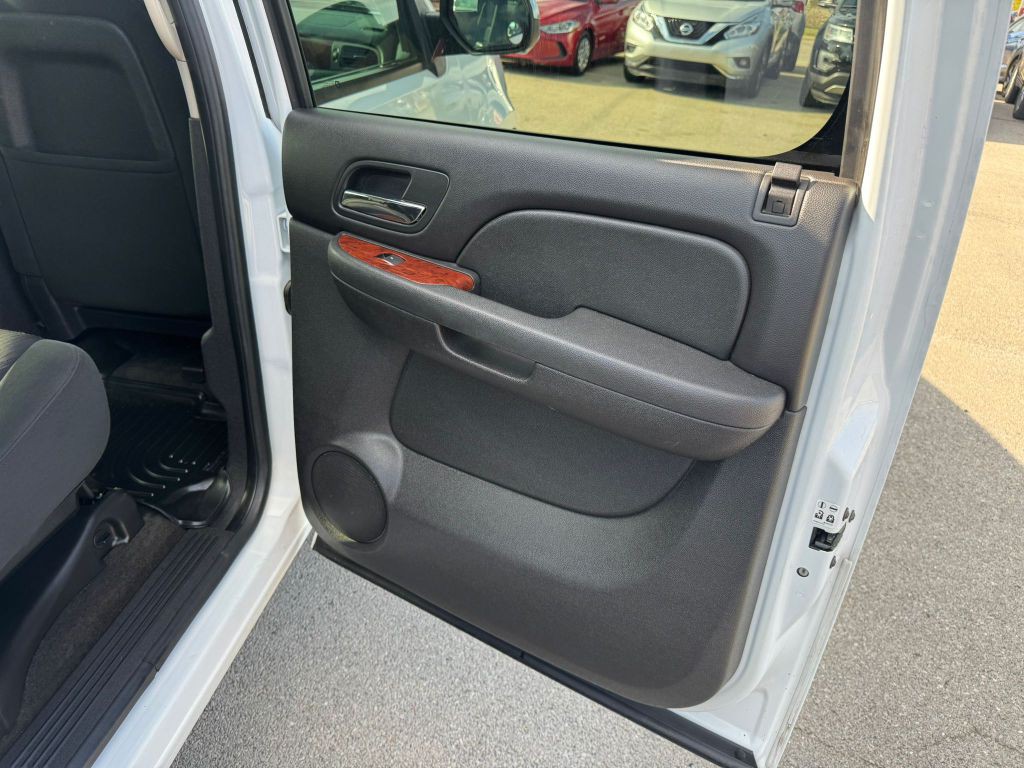 2011 Chevrolet Avalanche Image 15