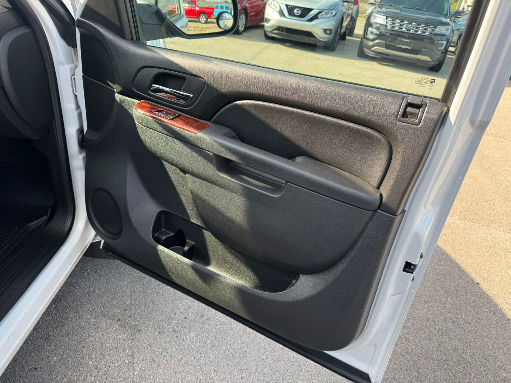2011 Chevrolet Avalanche Image 21