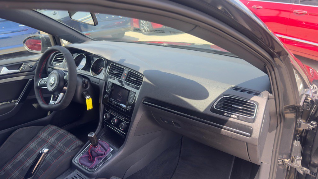 2015 Volkswagen GTI Image 24