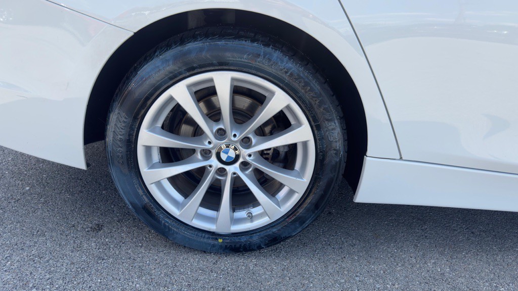 2017 BMW 3 Series Image 11
