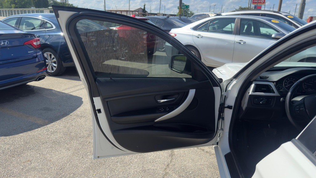 2017 BMW 3 Series Image 12
