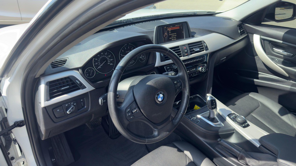 2017 BMW 3 Series Image 13