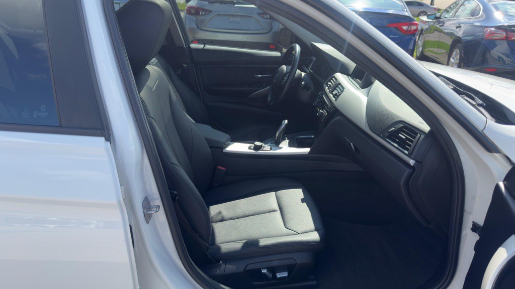 2017 BMW 3 Series Image 17