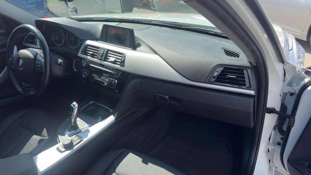 2017 BMW 3 Series Image 19