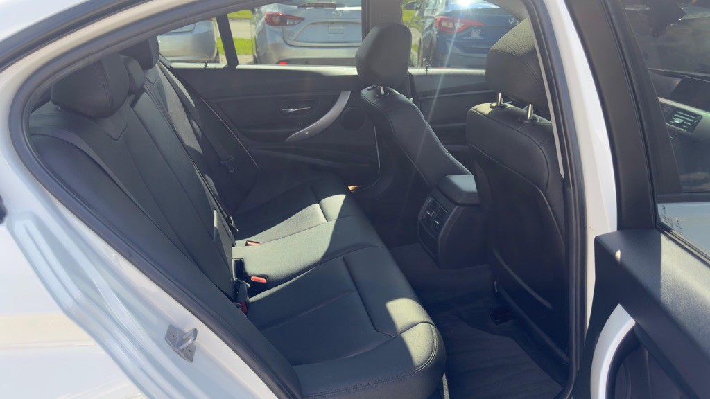2017 BMW 3 Series Image 21