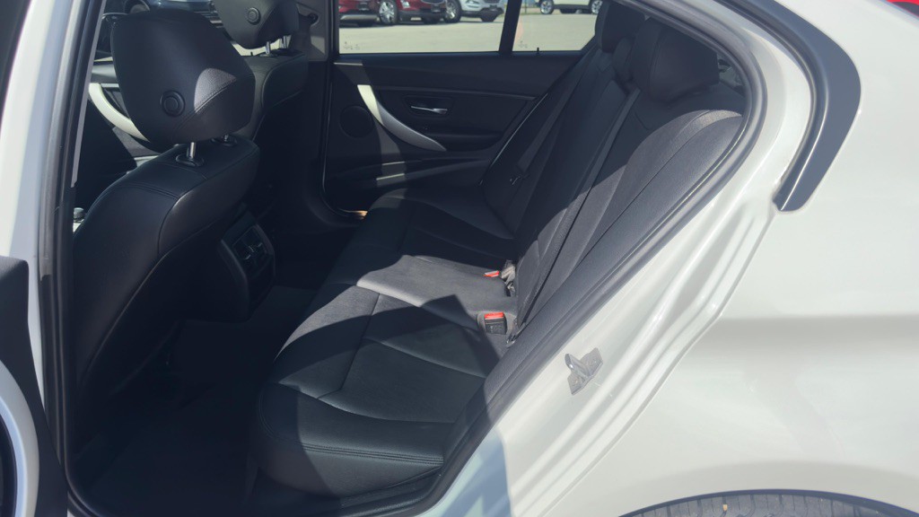 2017 BMW 3 Series Image 22