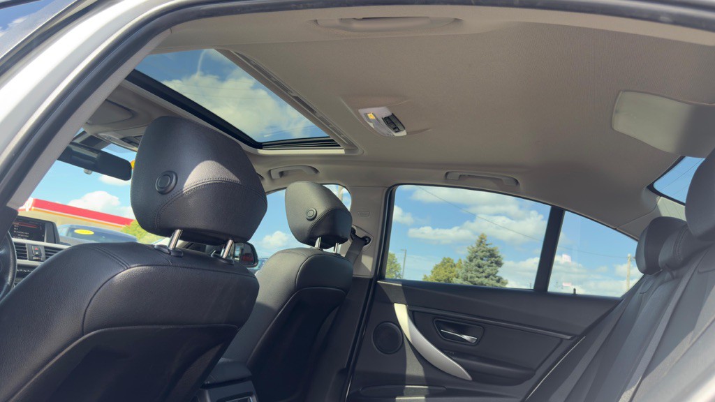 2017 BMW 3 Series Image 24
