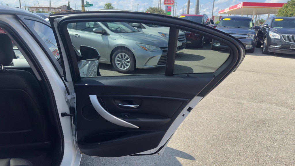 2017 BMW 3 Series Image 26