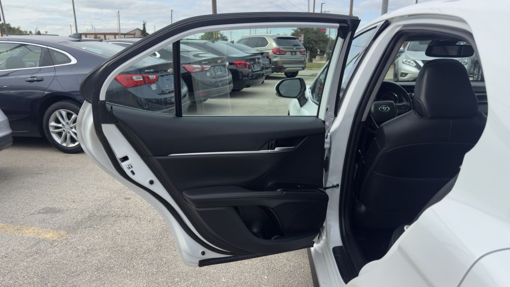 2019 Toyota Camry Image 19