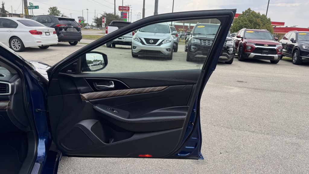 2017 Nissan Maxima Image 25