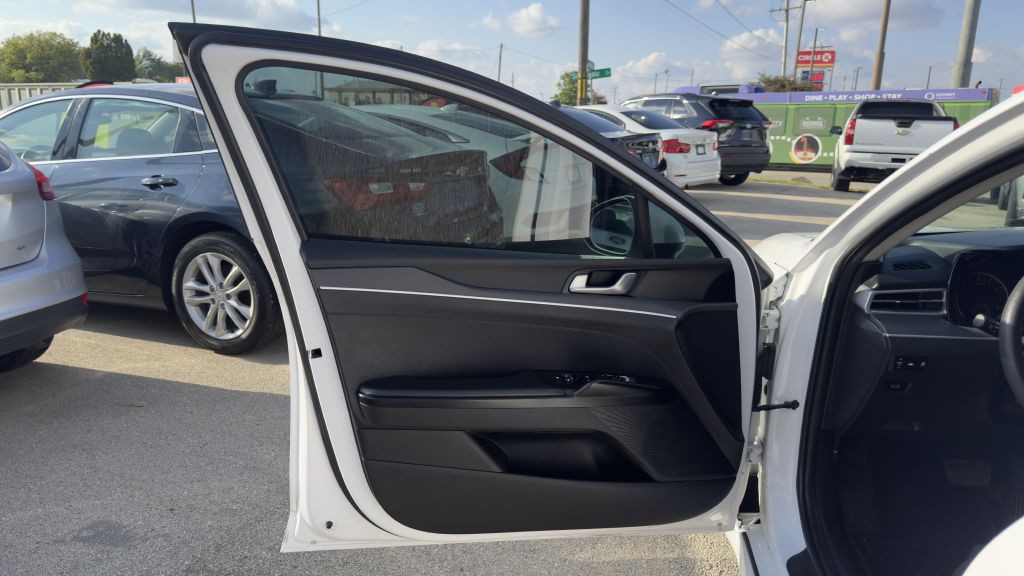 2021 Kia K5 Image 12