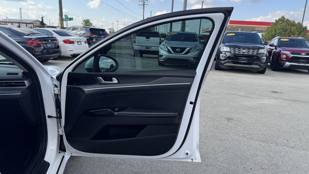 2021 Kia K5 Image 24
