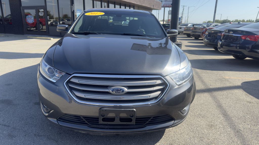 2017 Ford Taurus Image 2