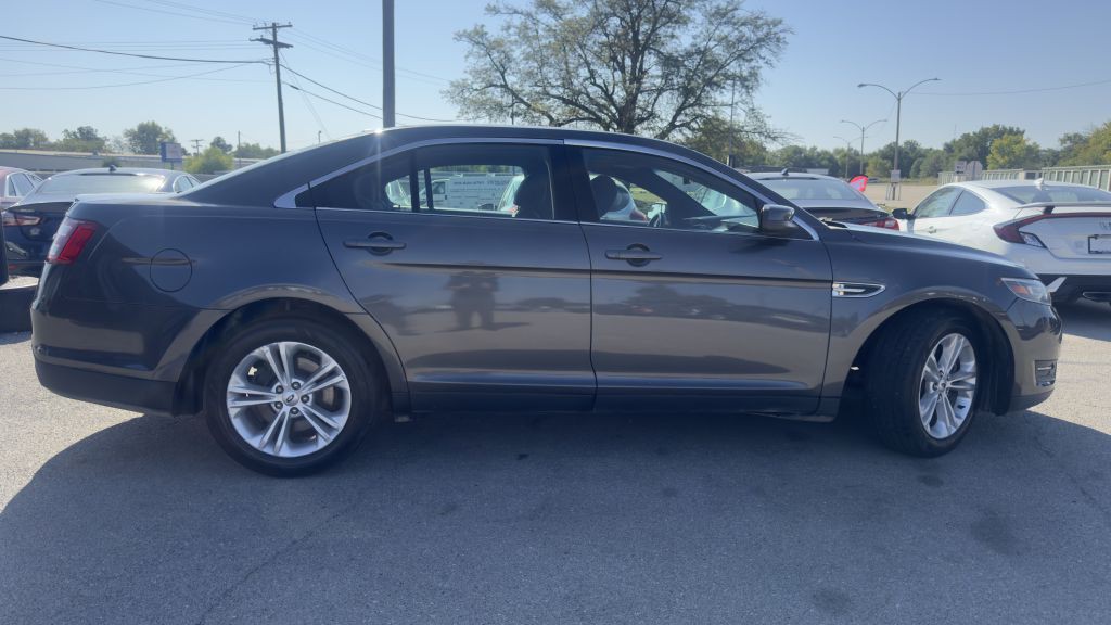 2017 Ford Taurus Image 8