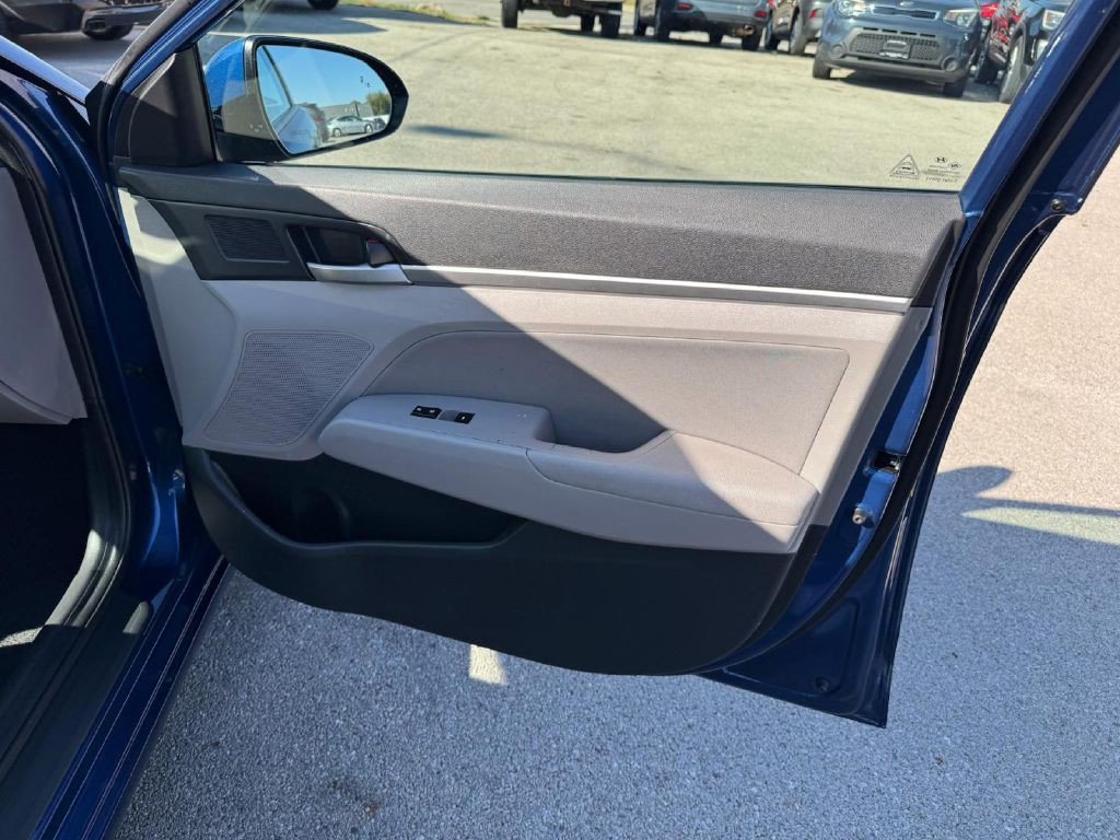 2020 Hyundai Elantra Image 23