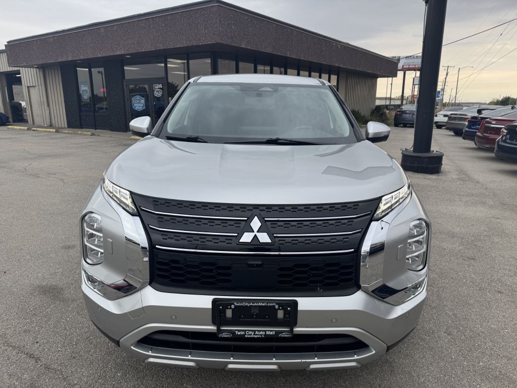 2022 Mitsubishi Outlander Image 2