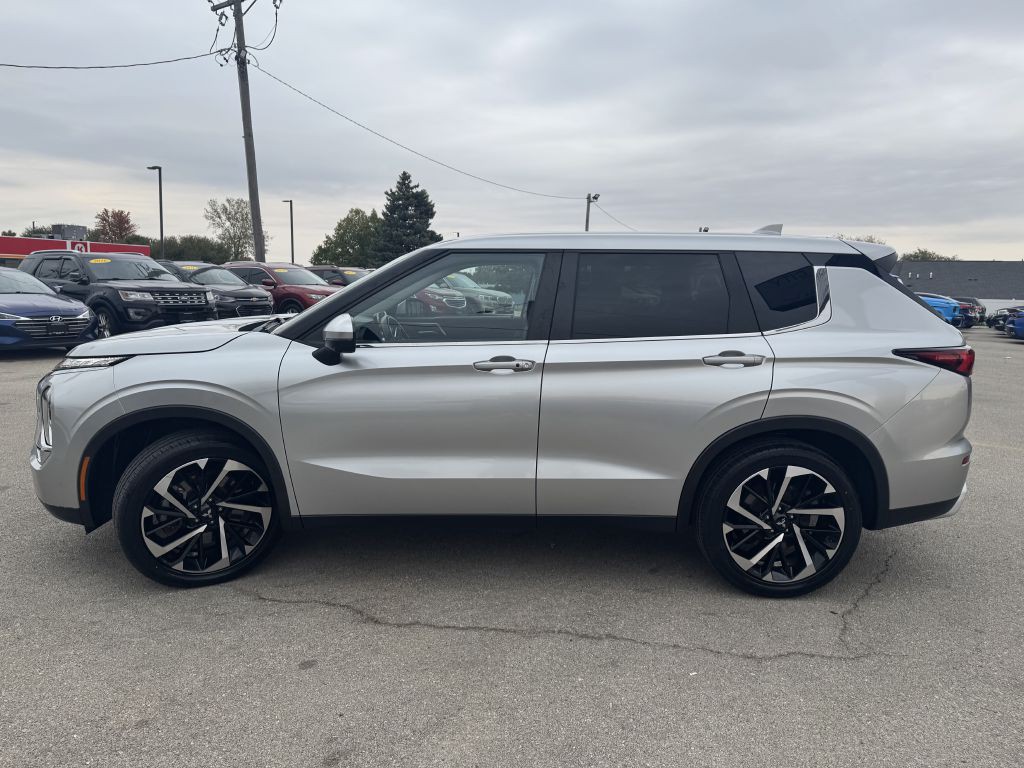 2022 Mitsubishi Outlander Image 4