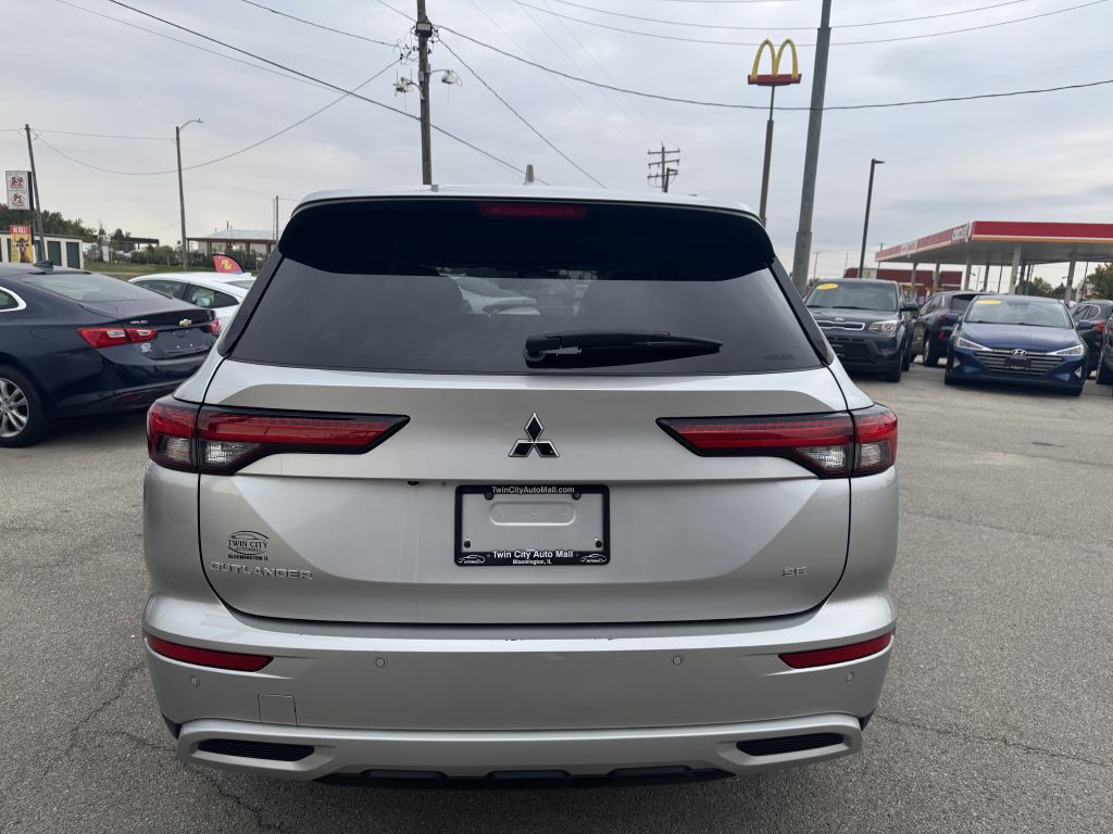 2022 Mitsubishi Outlander Image 6