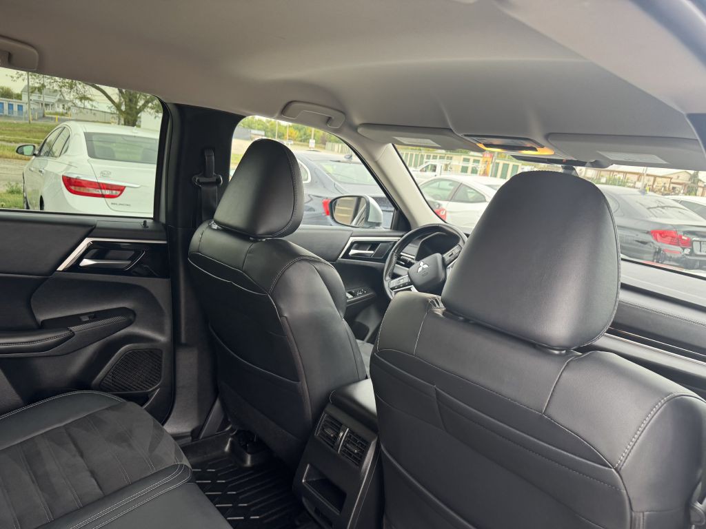 2022 Mitsubishi Outlander Image 16