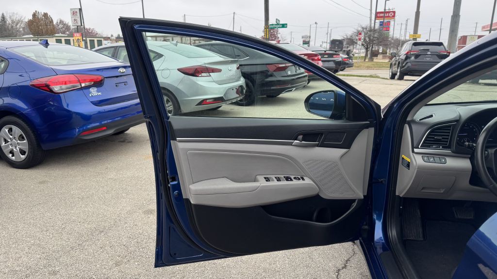 2017 Hyundai Elantra Image 16