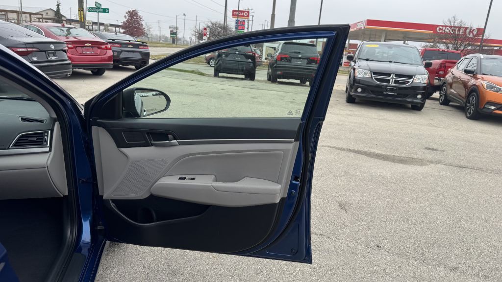 2017 Hyundai Elantra Image 17