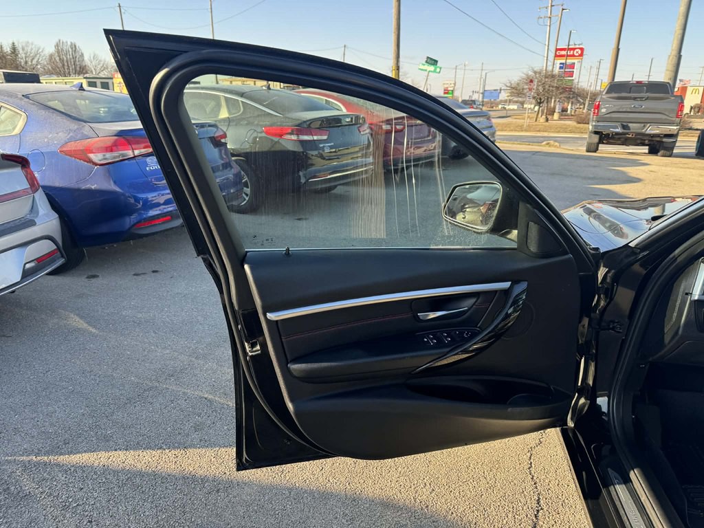 2017 BMW 3 Series Image 14