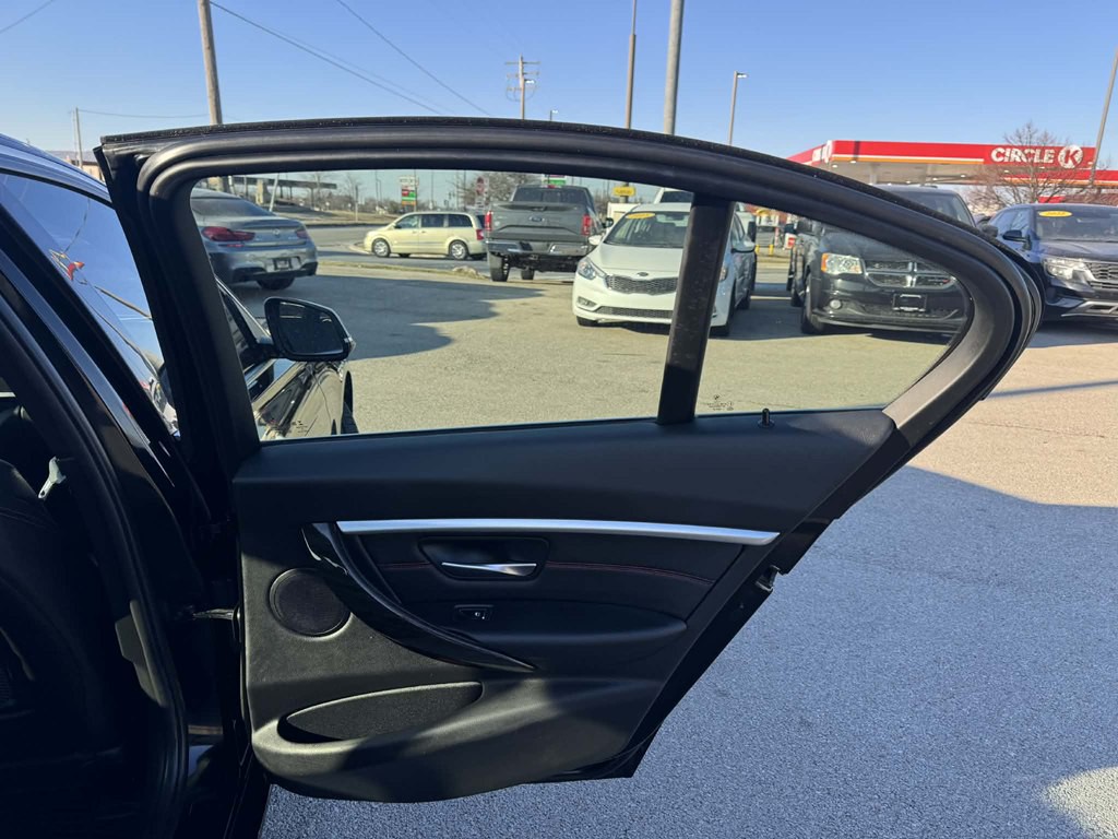 2017 BMW 3 Series Image 24