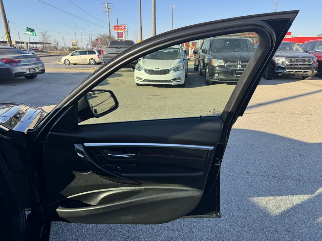 2017 BMW 3 Series Image 26