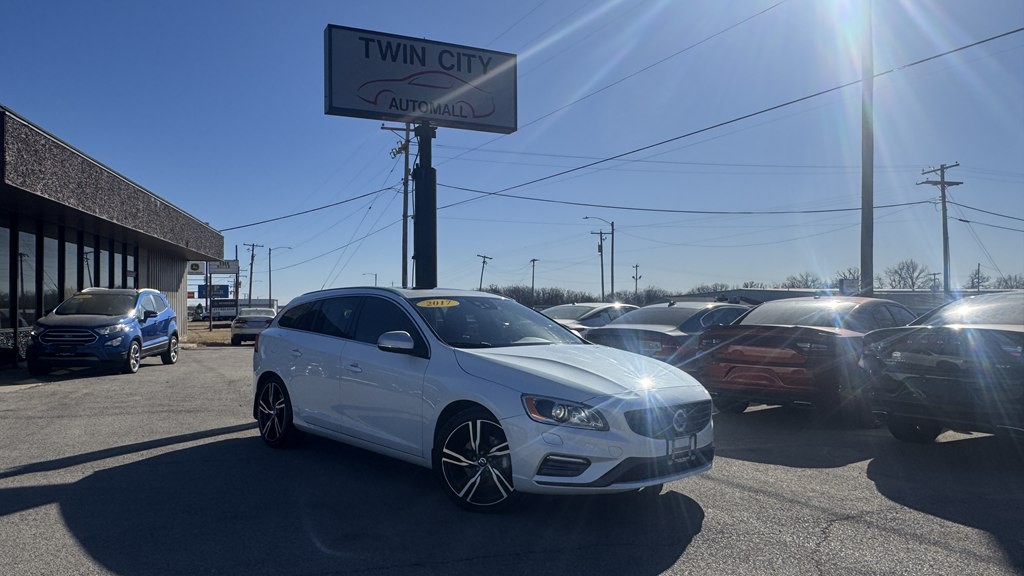 2017 Volvo V60 Image 1