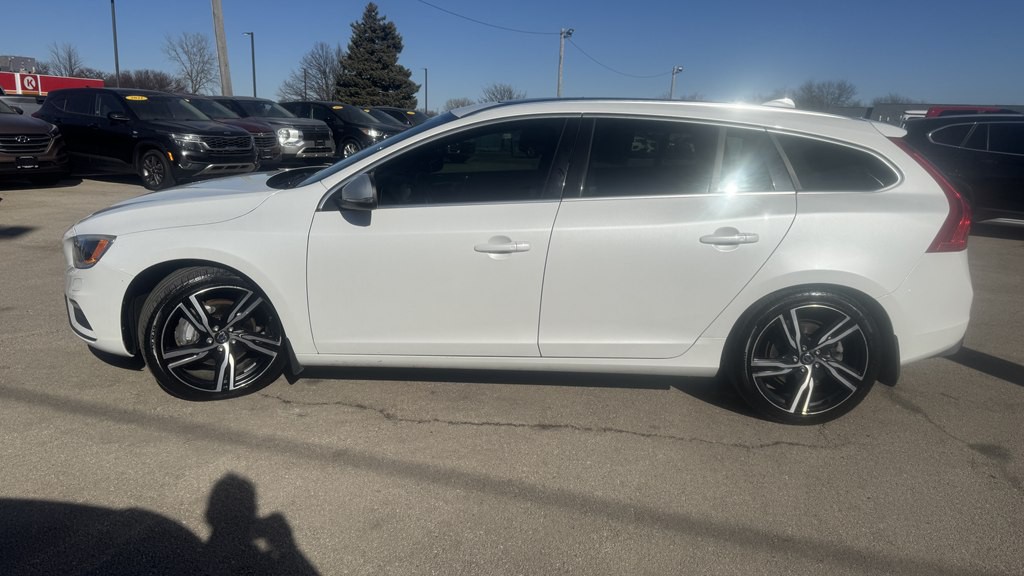 2017 Volvo V60 Image 5