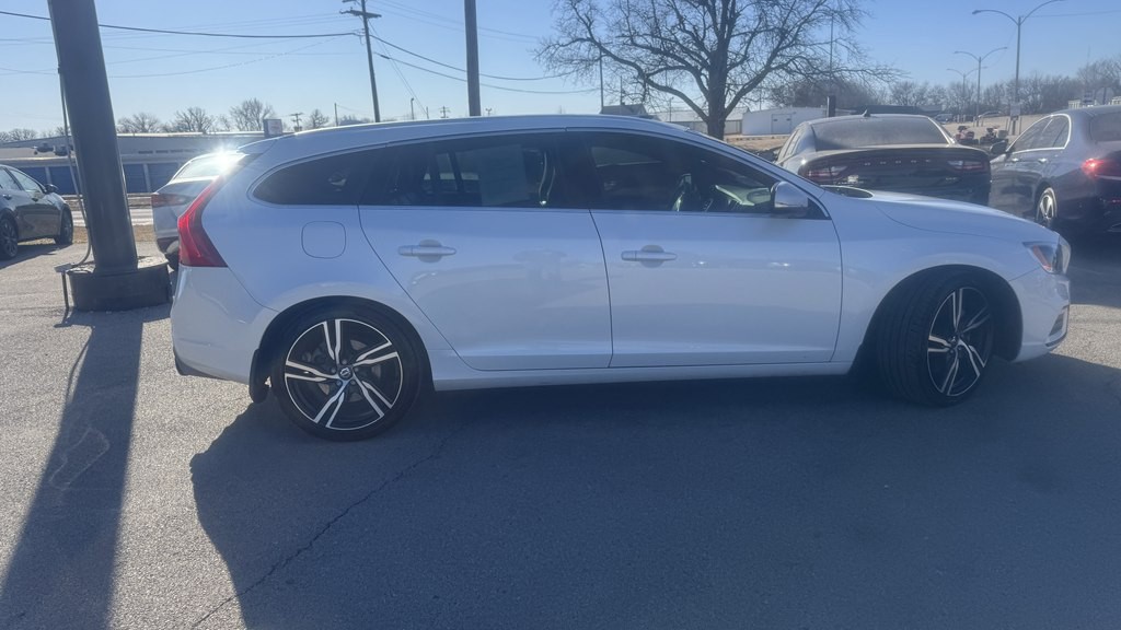 2017 Volvo V60 Image 9