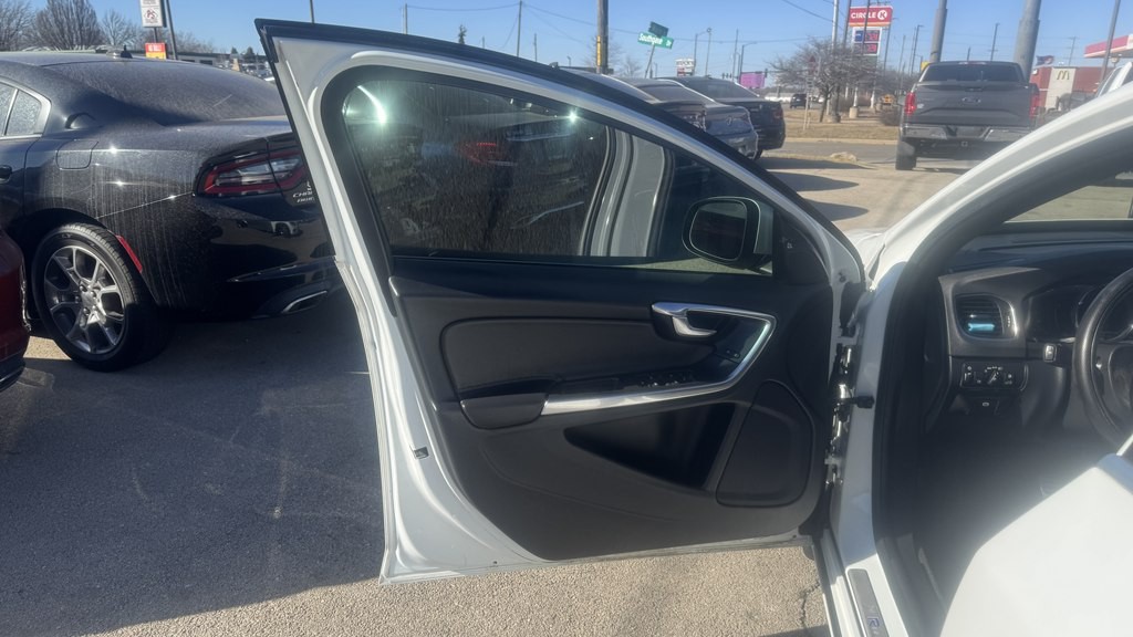 2017 Volvo V60 Image 14