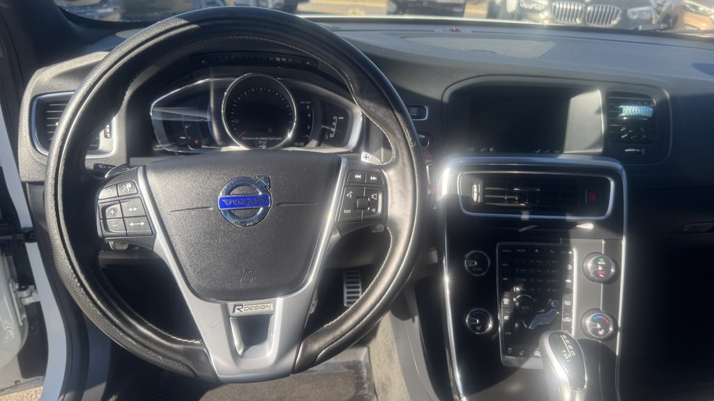 2017 Volvo V60 Image 16