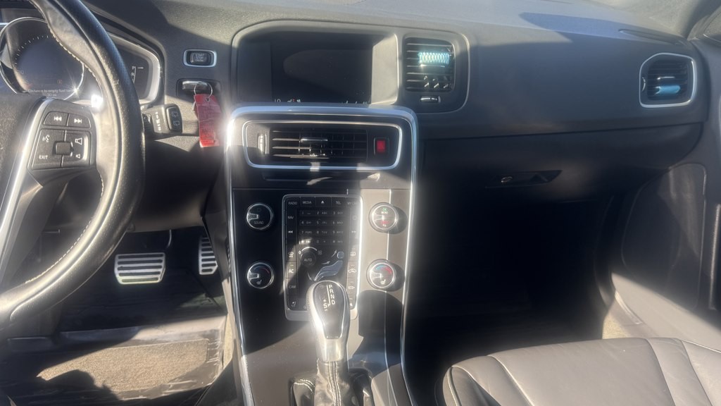 2017 Volvo V60 Image 18