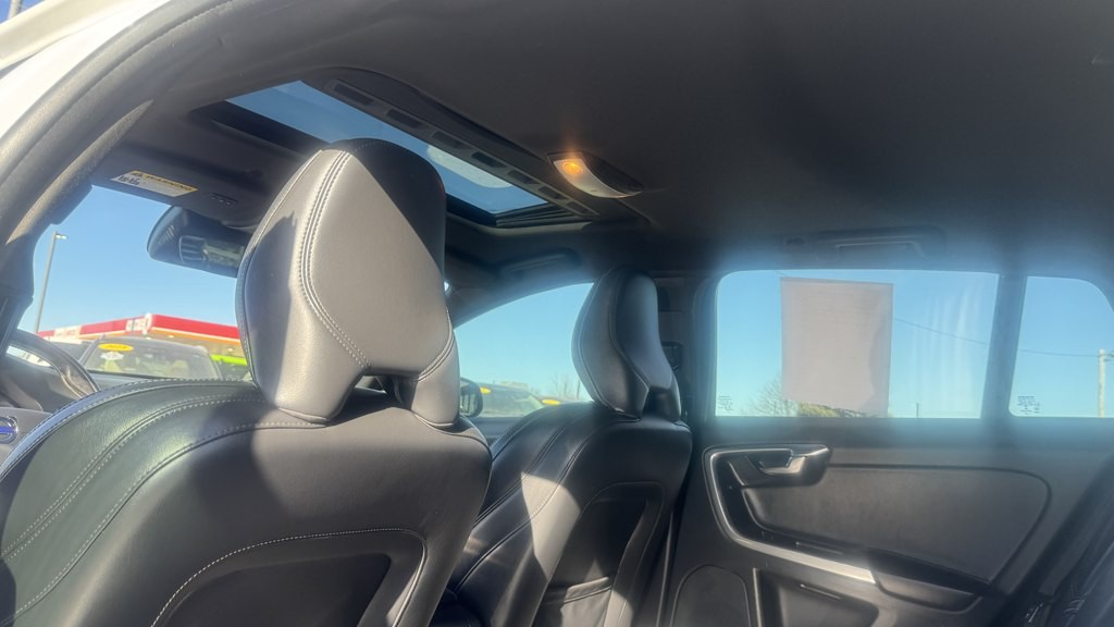 2017 Volvo V60 Image 19