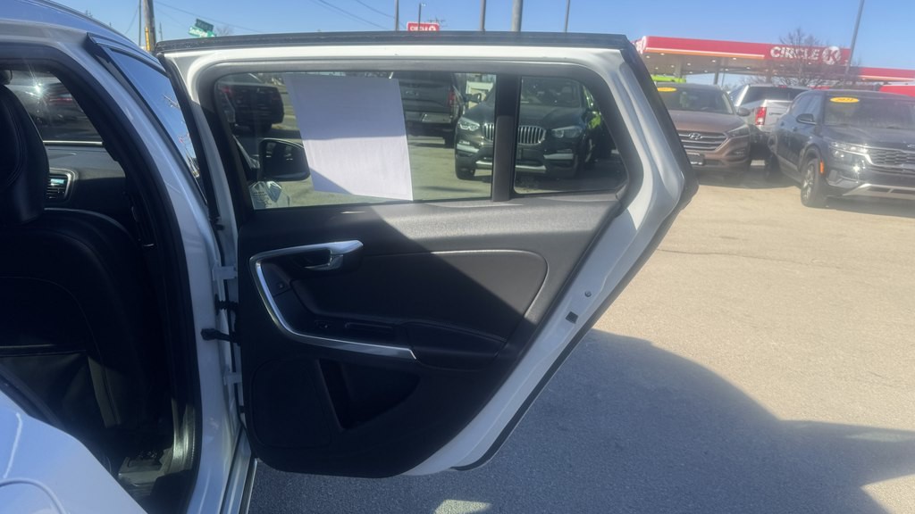 2017 Volvo V60 Image 21