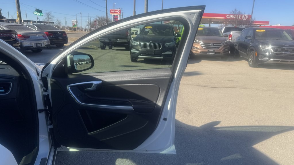 2017 Volvo V60 Image 23